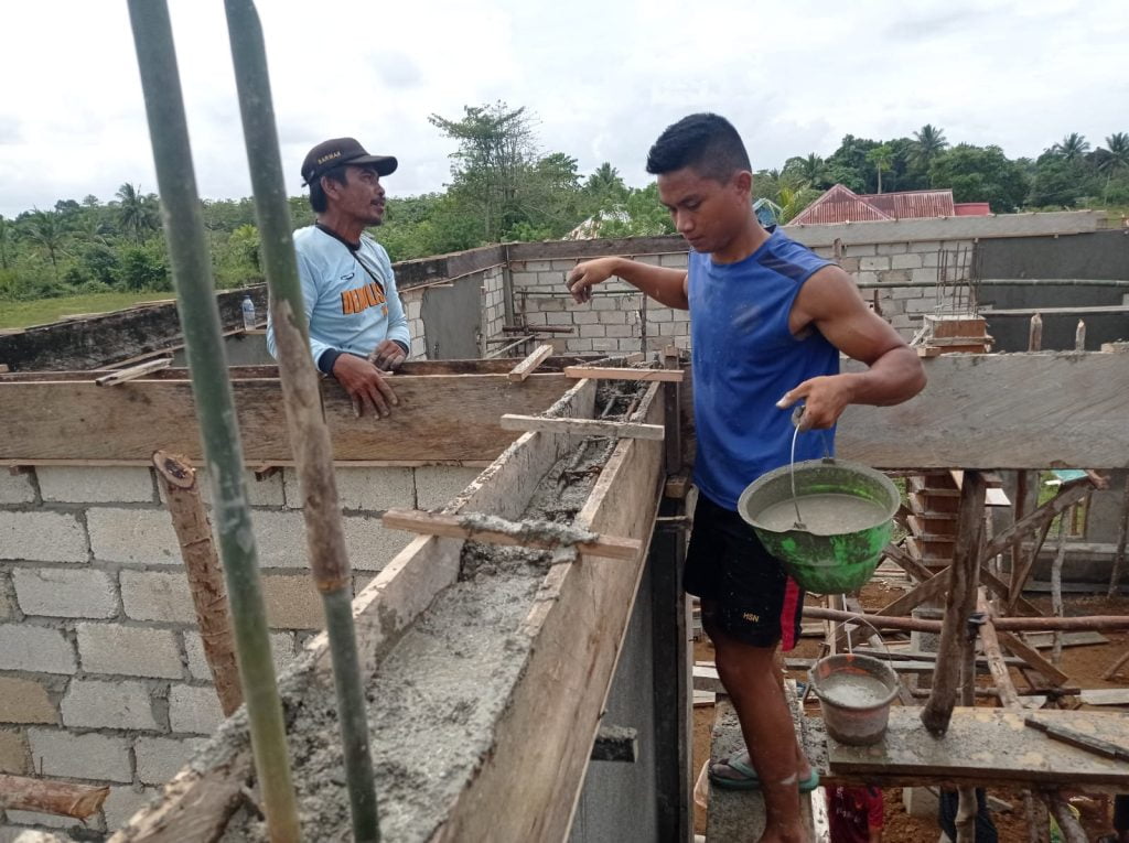 Satgas TMMD dan Masyarakat Bahu-membahu Cor Dak Masjid Nurl Iman Butur 2 F02.1
