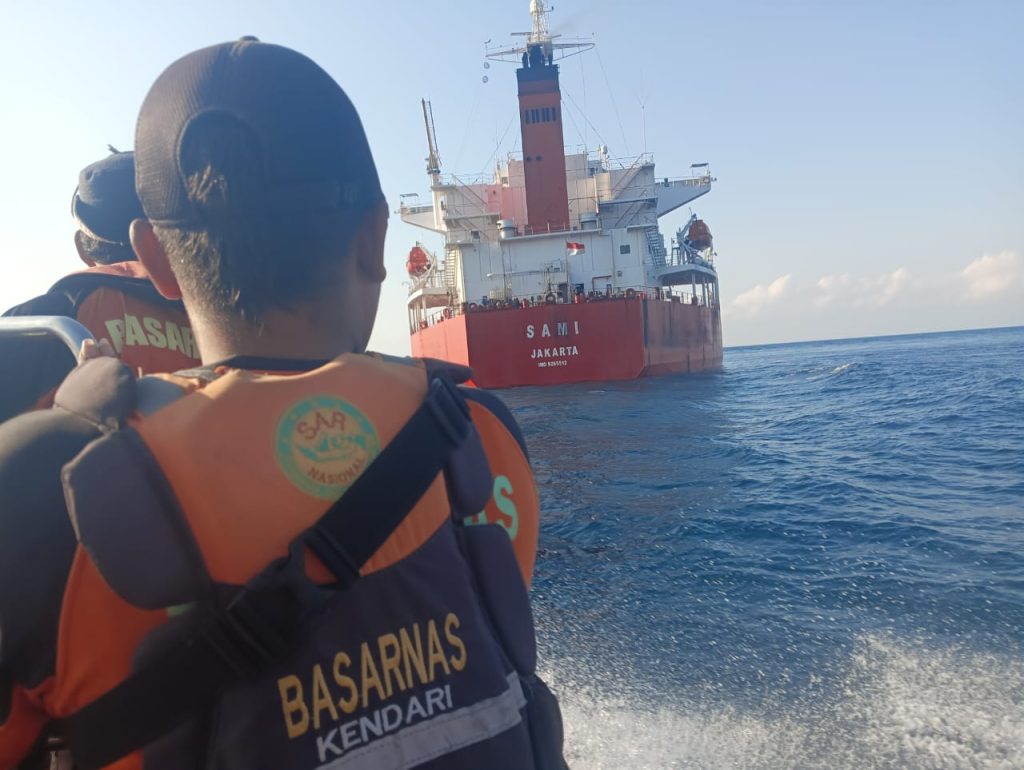 Tim SAR saat akan melakukan evakuasi kecelakan dua Kapal di Tanjung Pamali, Tabrakan Kapal KM Rejeki dan MV Sami di Tanjung Pamali Perairan Buton, Satu ABK KM Rejeki Hilang