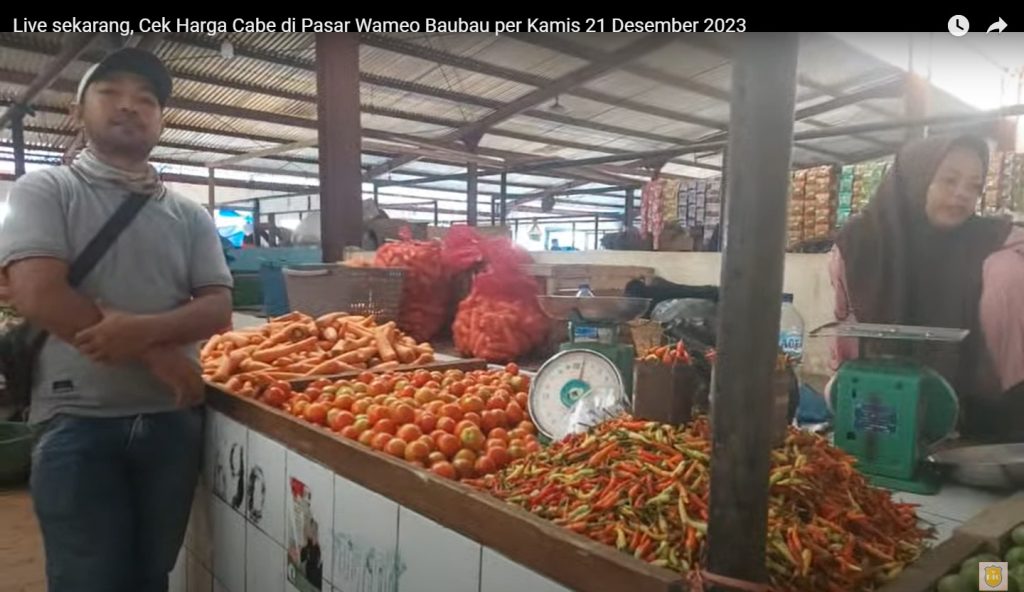 Pedagang di Pasar Wameo Baubau Ibu marni, Pekan Ketiga Desember 2023, Harga Berbagai Jenis Cabe di Baubau: Cabe Cakra dan Indofood Rp 110 per Kilogram, Cabe Kristal Rp 130 per Kilogram