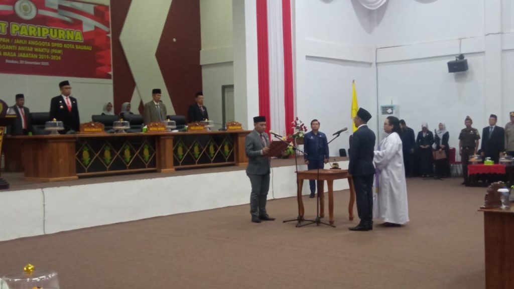Viktor Nehemia Resmi PAW Roslina Rahim Sebagai Anggota DPRD Kota Baubau dari Partai Perindo