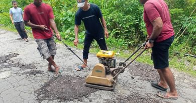 Viral, Warga Siompu Gotong Royong Beli Delapan Ton Aspal Untuk Menambal Jalan Poros Yang Rusak, Perhatian Pemda Busel Dimana?