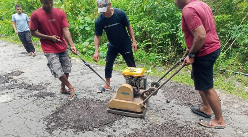 Viral, Warga Siompu Gotong Royong Beli Delapan Ton Aspal Untuk Menambal Jalan Poros Yang Rusak, Perhatian Pemda Busel Dimana?