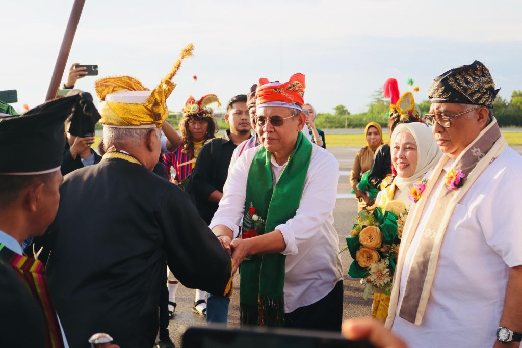 Yusran-Hamsinah Disambut Tari Galangi Oleh Perangkat Sultan Buton ke41 La Ode Muh Kariu di Bandara Betoambari, Wali Kota Baubau Minta Tidak Ada Lagi Sekat Usai Pilkada
