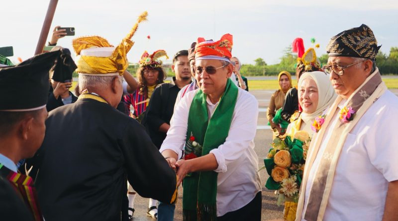 Yusran-Hamsinah Disambut Tari Galangi Oleh Perangkat Sultan Buton ke41 La Ode Muh Kariu di Bandara Betoambari, Wali Kota Baubau Minta Tidak Ada Lagi Sekat Usai Pilkada