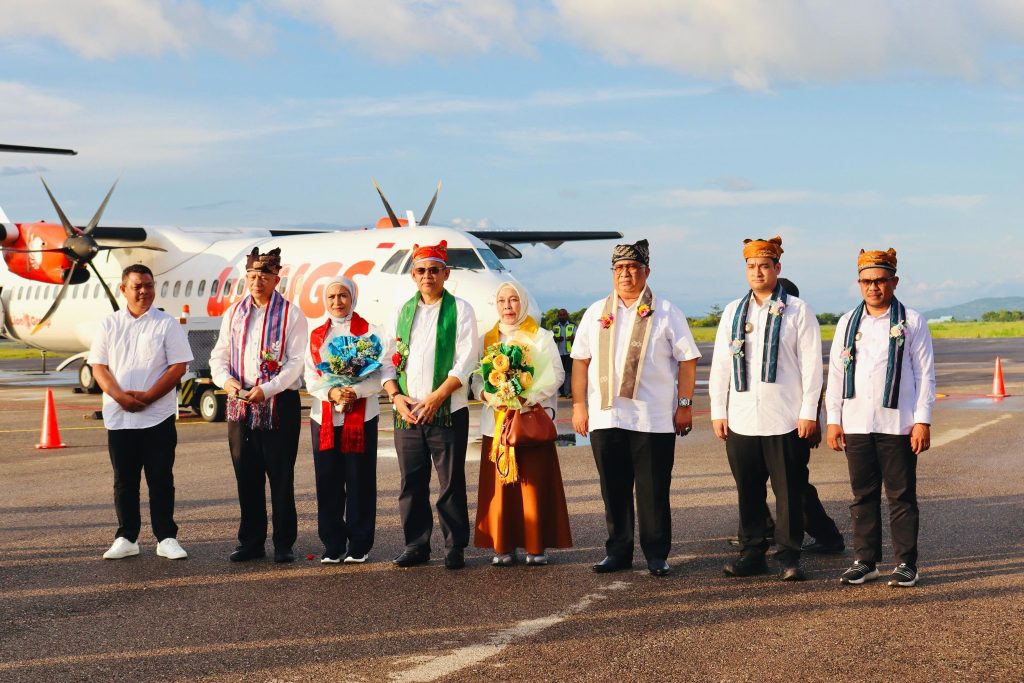 Yusran-Hamsinah Disambut Tari Galangi Oleh Perangkat Sultan Buton ke41 La Ode Muh Kariu di Bandara Betoambari, Wali Kota Baubau Minta Tidak Ada Lagi Sekat Usai Pilkada
