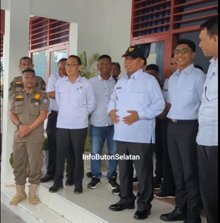 BUSEL, DT- Massa Aksi GEMA Buton Selatan melakukan aksi dihari pertama Bupati Busel Muh Adios dan Wakilnya Risawal. GEMA Busel menyampaikan aspirasinya agar dibawah kepemipinan Mub Adios-Risawal terjadi percepatan pembangunan di negeri Gajah Mada. "GEMA Busel Demonstrasi di Hari Pertama Bupati Buton Selatan Muh Adios Berkantor, Aspirasikan Dualisme Sekda Hingga Jalan Rusak dan Listrik 24 Jam,"