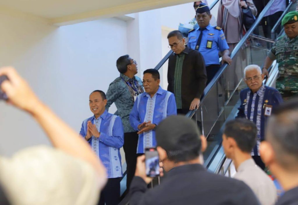 ASR-Hugua Tiba di Kendari Usai Retreat, Disambut Meriah dengan Prosesi Adat Khas Sultra 3 ASR-Hugua Tiba di Kendari Usai Retreat, Disambut Meriah dengan Prosesi Adat Khas Sultra