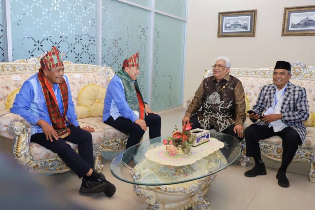 ASR-Hugua Tiba di Kendari Usai Retreat, Disambut Meriah dengan Prosesi Adat Khas Sultra 2 ASR-Hugua Tiba di Kendari Usai Retreat, Disambut Meriah dengan Prosesi Adat Khas Sultra