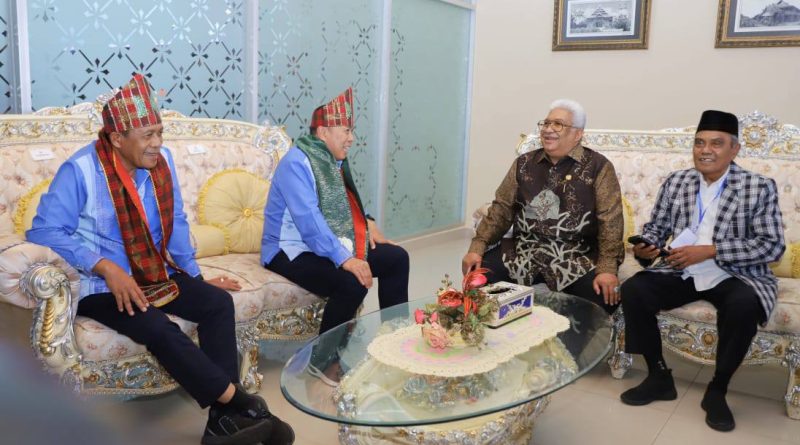 ASR-Hugua Tiba di Kendari Usai Retreat, Disambut Meriah dengan Prosesi Adat Khas Sultra