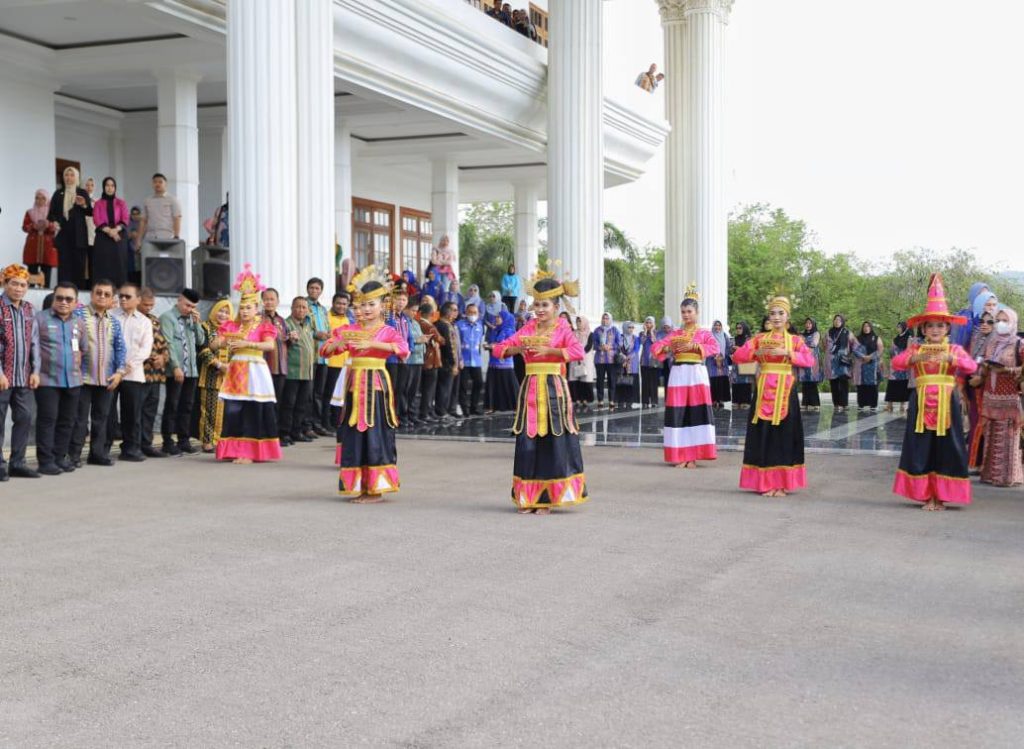 ASR-Hugua Tiba di Kendari Usai Retreat, Disambut Meriah dengan Prosesi Adat Khas Sultra 4 ASR-Hugua Tiba di Kendari Usai Retreat, Disambut Meriah dengan Prosesi Adat Khas Sultra