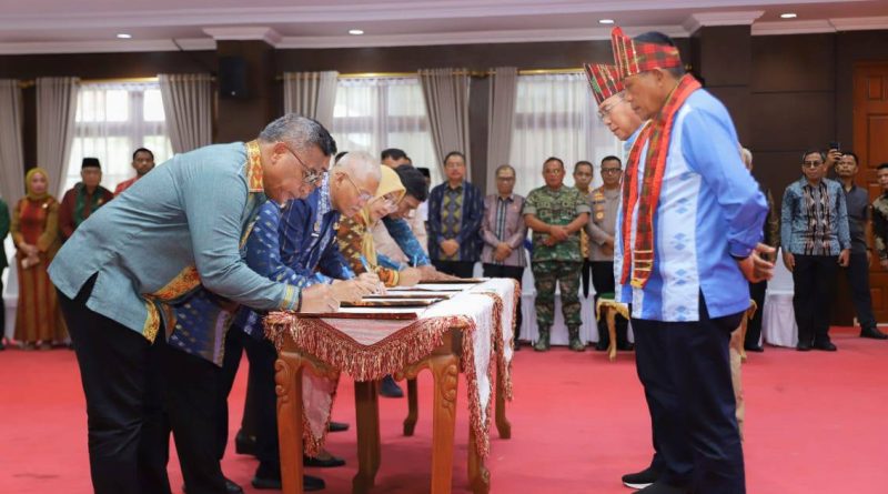 Gubernur Sultra ASR dan Wakilnya Hugua Teken Pakta Integritas dan Perjanjian Kinerja 2025