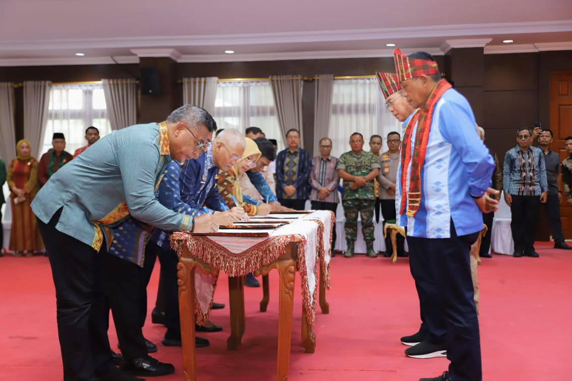 Gubernur Sultra ASR dan Wakilnya Hugua Teken Pakta Integritas dan Perjanjian Kinerja 2025 9 Gubernur Sultra ASR dan Wakilnya Hugua Teken Pakta Integritas dan Perjanjian Kinerja 2025