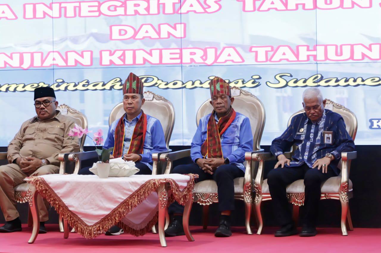 Gubernur Sultra ASR dan Wakilnya Hugua Teken Pakta Integritas dan Perjanjian Kinerja 2025 7 F03.2c