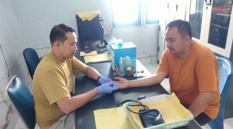 H Hasan Bari berkonsultasi dengan dokter di BLUD RSUD Palagimata Baubau, Cerita Anggota DPRD Baubau H Hasan Basri Susahnya Cari Lima Kantong Darah A+ Untuk Selamatkan Warga BWI Yang Kekurangan Haemoglobin