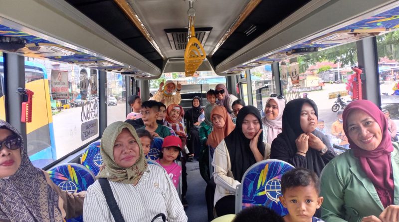 "Sesuai Prediksi Dishub Baubau, Keberangkatan Sesi Dua, Masyarakat Membludak Naik Bus Wisata Gratis Menuju Wisata Batusori,"