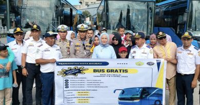 Resmi Lepas Enam Bus Wisata Gratis, Wawali Baubau Wa Ode Hamsinah Berterimakasih Insan Perhubungan Baubau Kreatif dan Inovatif Wujudkan Program 100 Hari Kerja HYF-Hamsinah