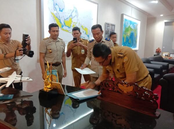 BAUBAU, DT-Dalam rapat evaluasi pemanfaatan aset Kota Baubau yang dilakukan di ruang rapat lantai dua kantor walikota dan dihadiri oleh OPD kota Baubau Rabu (5/2/2025) , Pj Wali Kota Baubau Dr. H Muh Rasman Manafi, SP, M.Si menyampaikan, dalam pengelolaan aset yang ada itu ada yang ditunjuk dan ada yang langsung stor kelola. Dan yang ditunjuk itu berdasarkan tahun pengelolaaan anggaran, berarti berakhir dalam satu tahun dan harus dievaluasi, dan evaluasi ada di pihak OPD terkait. "Pj Wali Kota Dr H Mu Rasman Manafi Evaluasi Pemanfaatan Aset,"