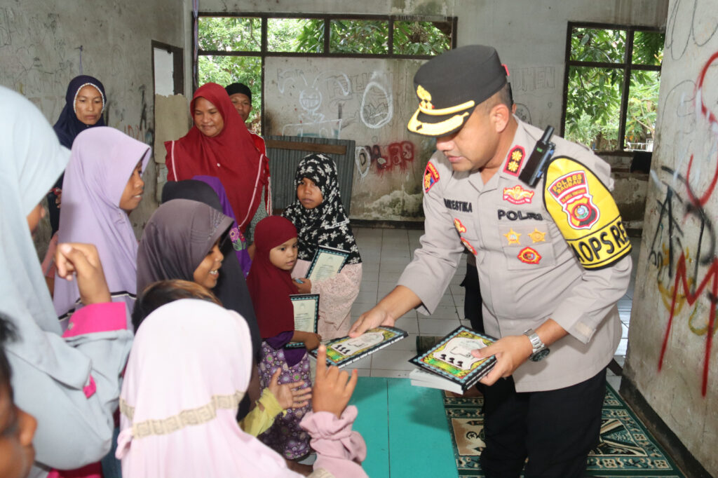 Program Jumat Berkah, Kapolres Baubau AKBP Mayestika Hidayat Salurkan Buku Iqro untuk Anak Jalanan