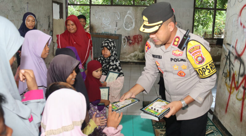 Program Jumat Berkah, Kapolres Baubau AKBP Mayestika Hidayat Salurkan Buku Iqro untuk Anak Jalanan