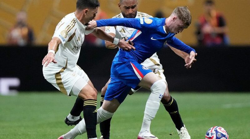 Chelsea sukses mengawali kiprah di Piala Dunia Antarklub 2025 dengan meraih kemenangan meyakinkan 2-0 atas Los Angeles FC di Mercedes-Benz Stadium, Selasa (17/6/2025) dini hari WIB. Sementar itu, Boca Juniors harus puas bermain imbang 2-2 dengan Benfica. "Grup D Chelsea Tumbangkan Los Angeles FC 2-0, Grup C Boca Juniors Ditahan Imbang Benfica 2-2,"