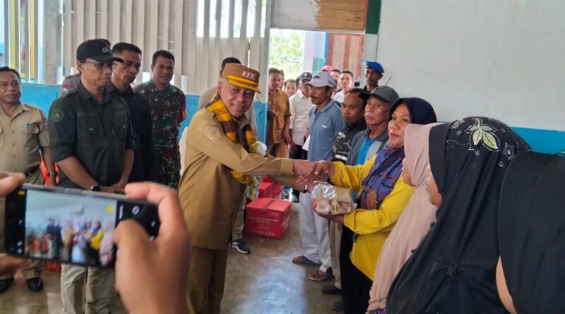 Bupati Buton Utara Afirudin Mathara Serahkan Bantuan Kepada Warga yang Terdampak Bencana Alam di Kambowa