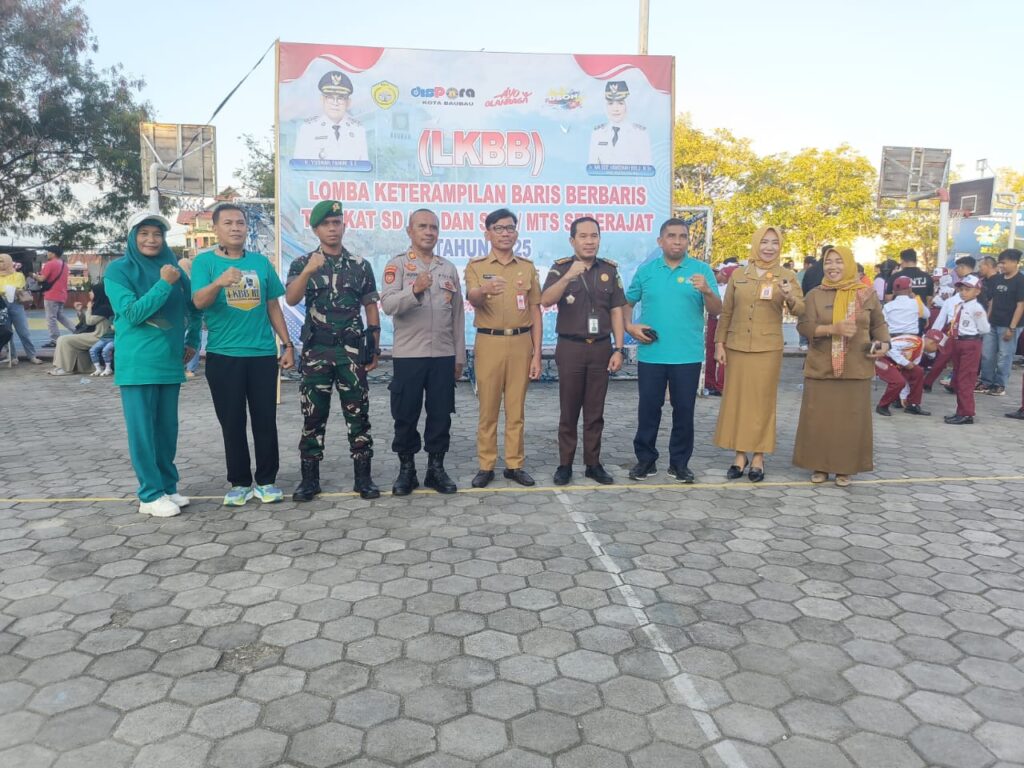 BAUBAU, DT- Ajang kompetisi Lomba Keterampilan Baris-Berbaris (LKBB) merupakan moment yang ditunggu orang tua murid dan masyarakat Kota Baubau. Sedikitnya ada 18 barisan yang mengikuti lomba LKBB tingkat Kota Baubau yang dipusatkan di Kotamara lapangan futsal, Kelurahan NganganaUmala, Kota Baubau, Sulawesi Tenggara. "18 Barisan Ikut Lomba LKBB Tingkat Kota Baubau yang Digelar Dispora,"