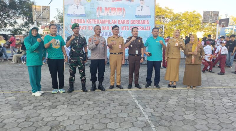 BAUBAU, DT- Ajang kompetisi Lomba Keterampilan Baris-Berbaris (LKBB) merupakan moment yang ditunggu orang tua murid dan masyarakat Kota Baubau. Sedikitnya ada 18 barisan yang mengikuti lomba LKBB tingkat Kota Baubau yang dipusatkan di Kotamara lapangan futsal, Kelurahan NganganaUmala, Kota Baubau, Sulawesi Tenggara. "18 Barisan Ikut Lomba LKBB Tingkat Kota Baubau yang Digelar Dispora,"