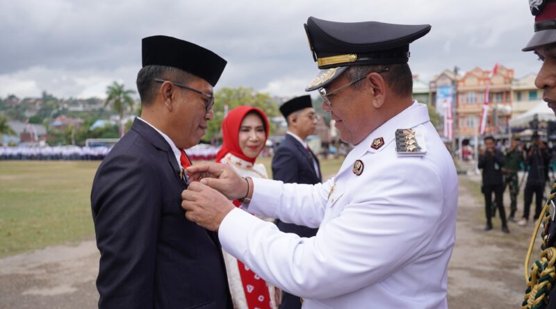 Walikota Baubau H Yusran Fahim Sematkan Tanda Kehormatan Satayalancana Karya Satya Secara simbolis Bagi ASN Baubau di HUT RI ke 80