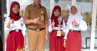 BAUBAU, DT - Festival Lomba Seni Siswa Nasional (FLS3N) yang diselenggarakan oleh Balai Pengembangan Talenta Indonesia (BPTI) pada siswa dari tingkat SD, SMP, hingga SMA. Tari Sala Mbolio yang dibawakan siswa SDN 3 Kotebengke Kota Baubau, Sulawesi Tenggara (Sultra) masuk ke tingkat Nasional. "Hebat, SDN 3 Kotebengke Baubau ke Tingkat Nasional Pada Lomba FLS3N Bawakan Tari Sala Mbolio,"