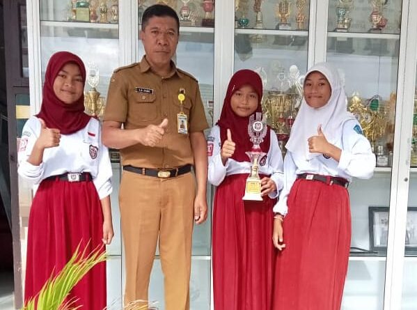 BAUBAU, DT - Festival Lomba Seni Siswa Nasional (FLS3N) yang diselenggarakan oleh Balai Pengembangan Talenta Indonesia (BPTI) pada siswa dari tingkat SD, SMP, hingga SMA. Tari Sala Mbolio yang dibawakan siswa SDN 3 Kotebengke Kota Baubau, Sulawesi Tenggara (Sultra) masuk ke tingkat Nasional. "Hebat, SDN 3 Kotebengke Baubau ke Tingkat Nasional Pada Lomba FLS3N Bawakan Tari Sala Mbolio,"