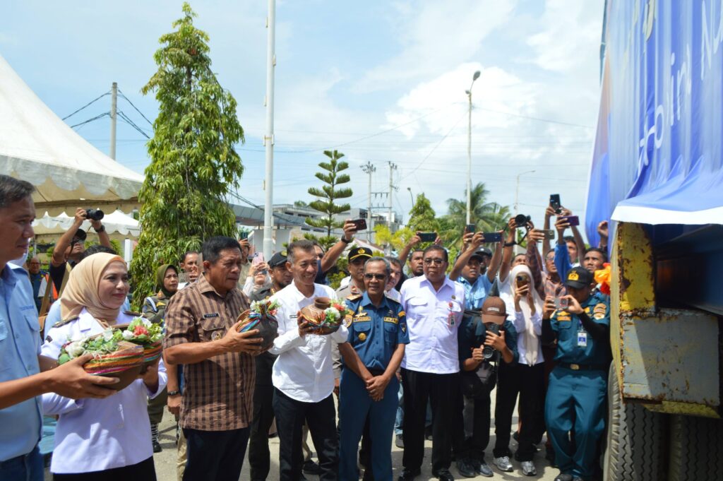 BAUBAU, DT — Pelabuhan Murhum, Kota Baubau, kini resmi menjadi pintu ekspor langsung komoditas unggulan daerah. Ekspor perdana ubur-ubur ke Tiongkok yang dilakukan PT Triko Bina Nusantara menandai babak baru konektivitas perdagangan internasional dari wilayah Kepulauan Buton. "Rp1,6 Miliar dari Ubur-Ubur, Baubau Masuk Peta Ekspor Global, Hingga Resmi Tembus Pasar Tiongkok,"