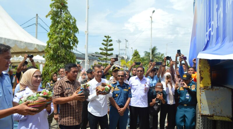 BAUBAU, DT — Pelabuhan Murhum, Kota Baubau, kini resmi menjadi pintu ekspor langsung komoditas unggulan daerah. Ekspor perdana ubur-ubur ke Tiongkok yang dilakukan PT Triko Bina Nusantara menandai babak baru konektivitas perdagangan internasional dari wilayah Kepulauan Buton. "Rp1,6 Miliar dari Ubur-Ubur, Baubau Masuk Peta Ekspor Global, Hingga Resmi Tembus Pasar Tiongkok,"