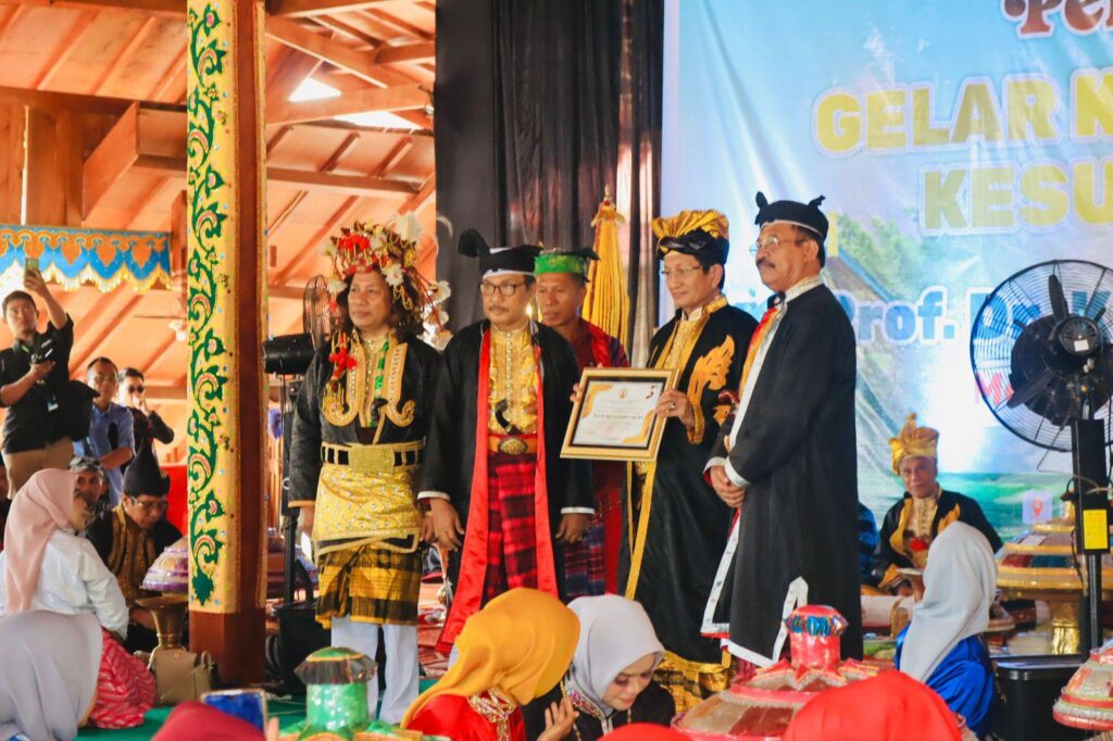 Menag RI Nasaruddin Umar Terharu dan Kaget Terima Gelar Kehormatan Adat dari Kesultanan Buton 2 Menag RI Nasaruddin Umar Terharu dan Kaget Terima Gelar Kehormatan Adat dari Kesultanan Buton