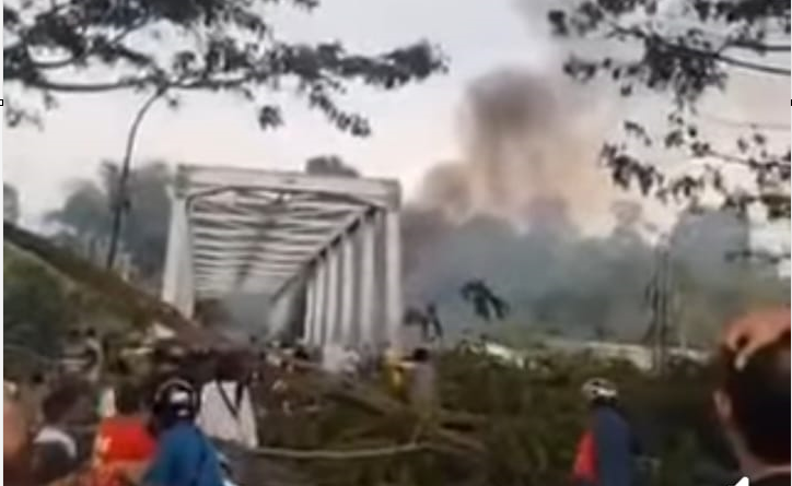 Jalan Trans Sulawesi Terputus Akibat Unjuk Rasa Warga Luwu Utara Tuntut Pembentukan Provinsi Luwu Raya