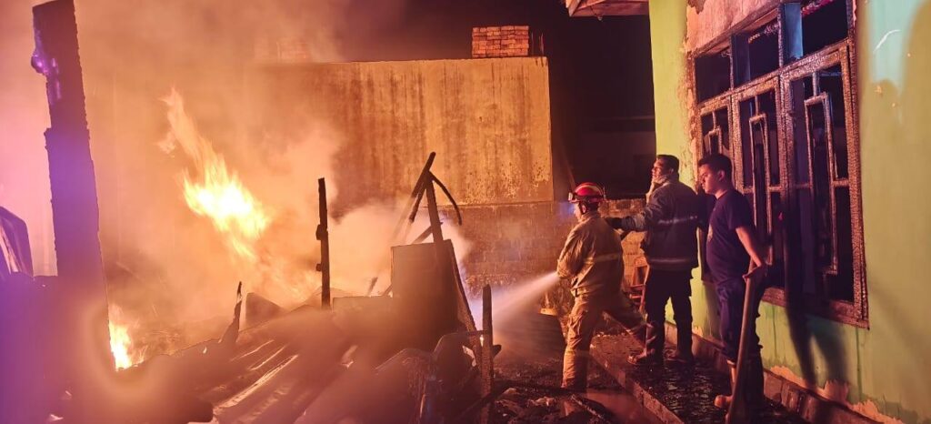 Kios Sembako Terbakar di Lipu, Nenek Penjaga Kios Alami Luka Bakar dan Kerugian Rp100 Juta, Walikota HYF Langsung TKP