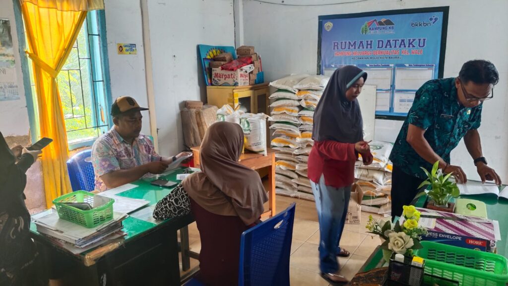 Bulog Baubau Salurkan Bantuan Pangan untuk 95 Penerima di Kelurahan Wale Dua Bulan Sekaligus