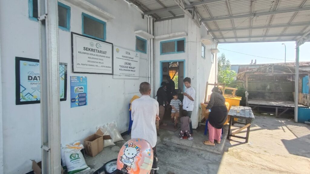 Bulog Baubau Salurkan Bantuan Pangan untuk 95 Penerima di Kelurahan Wale Dua Bulan Sekaligus