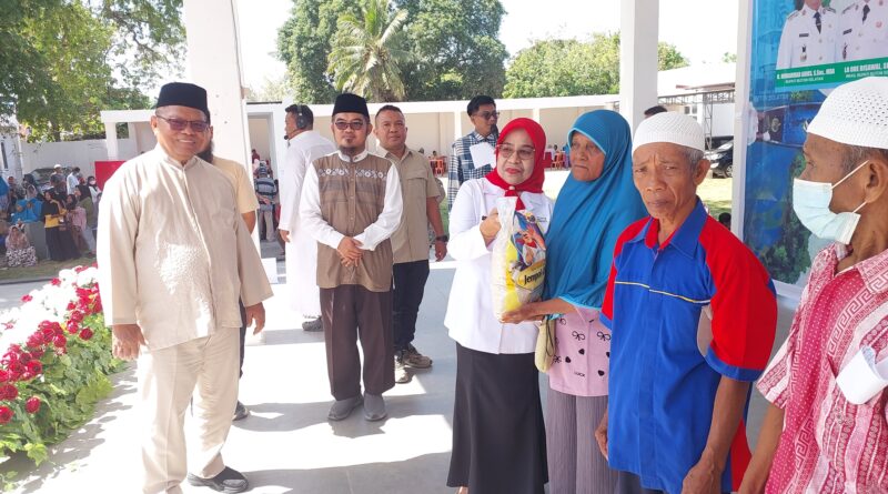 BUTON SELATAN, BP – Pemerintah Kabupaten Buton Selatan mengajak masyarakat untuk memperkuat kebersamaan, menjaga persatuan, serta aktif berkontribusi dalam pembangunan daerah sebagai bagian dari upaya mewujudkan kesejahteraan bersama. "Hadapi Era Media, Bupati Buton Selatan H Muh Adios Serukan Dukungan Publik dan Sikap Bijak Kritik Pemerintah,"