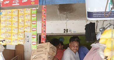 Bulog Baubau dan Disperindag Salurkan 8.900 Liter Minyak Kita di Pasar Wameo Untuk Cegah Gejolak Harga Minyak Goreng