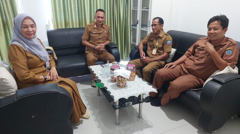 Kadis PPKB Busel La Ode Karman SE MM bersama staf, Tahun 2026, PPKB Busel Fokus Kendalikan Penduduk dan Turunkan Stunting