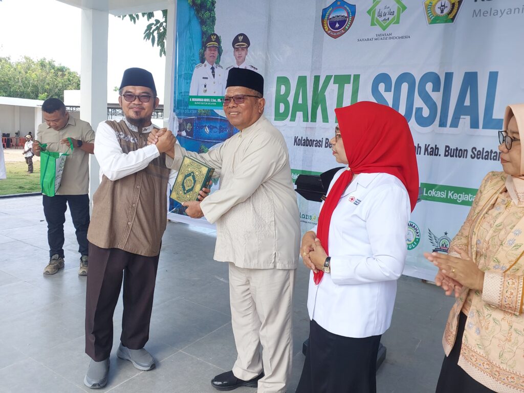 Haru Bupati Buton Selatan H Muh Adios di Tengah Antusiasme Warga pada Bakti Sosial Terpadu, Beri Pesan Moral Lewat Pantun