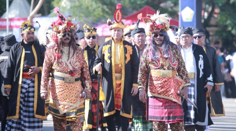 Angkat Heroisme Oputa Yi Koo, Barisan Pawai Budaya Buton Semarakkan HUT Sultra ke-62