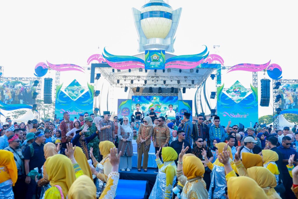 Ribuan Warga Kendari Padati Pawai Budaya HUT ke-62 Sultra, Gubernur Sultra ASR Saksikan Semarak Pawai Budaya di Kawasan MTQ