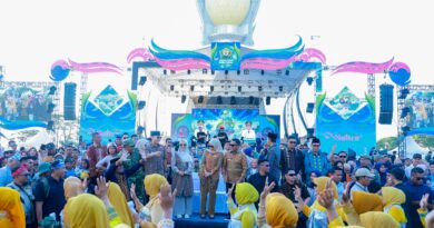 Ribuan Warga Kendari Padati Pawai Budaya HUT ke-62 Sultra, Gubernur Sultra ASR Saksikan Semarak Pawai Budaya di Kawasan MTQ