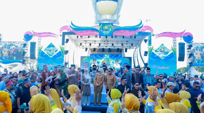 Ribuan Warga Kendari Padati Pawai Budaya HUT ke-62 Sultra, Gubernur Sultra ASR Saksikan Semarak Pawai Budaya di Kawasan MTQ
