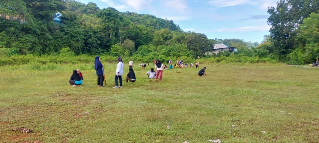 Gotong Royong Perangkat Kelurahan Bersama Warga Waruruma Rapikan Lapangan Tempat Pelaksanaan Sholat Idul Adha 2 Gotong Royong Perangkat Kelurahan Bersama Warga Waruruma Rapikan Lapangan Tempat Pelaksanaan Sholat Idul Adha