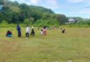 Gotong Royong Perangkat Kelurahan Bersama Warga Waruruma Rapikan Lapangan Tempat Pelaksanaan Sholat Idul Adha