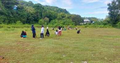 Gotong Royong Perangkat Kelurahan Bersama Warga Waruruma Rapikan Lapangan Tempat Pelaksanaan Sholat Idul Adha