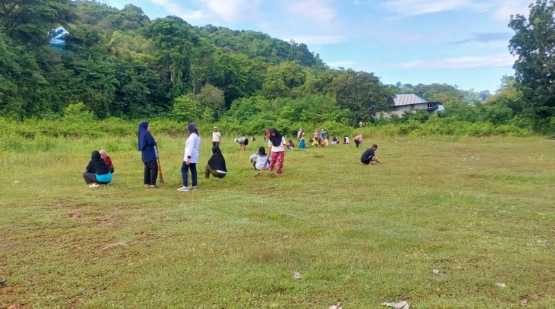 Gotong Royong Perangkat Kelurahan Bersama Warga Waruruma Rapikan Lapangan Tempat Pelaksanaan Sholat Idul Adha 1 Gotong Royong Perangkat Kelurahan Bersama Warga Waruruma Rapikan Lapangan Tempat Pelaksanaan Sholat Idul Adha