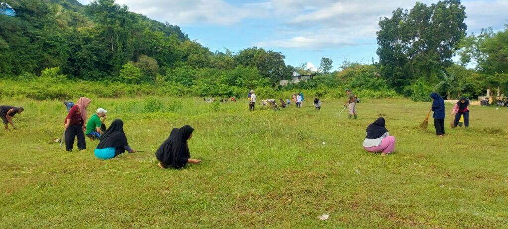 Gotong Royong Perangkat Kelurahan Bersama Warga Waruruma Rapikan Lapangan Tempat Pelaksanaan Sholat Idul Adha 3 2 10